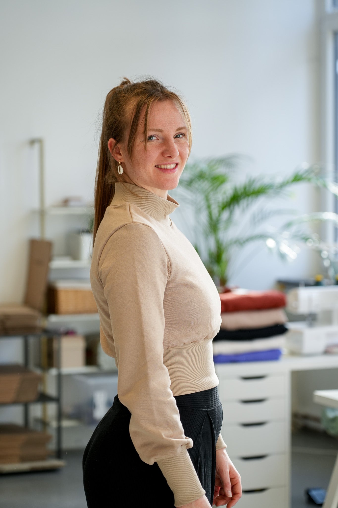 Fair produzierter Crop Sweater in sandigem Farbton