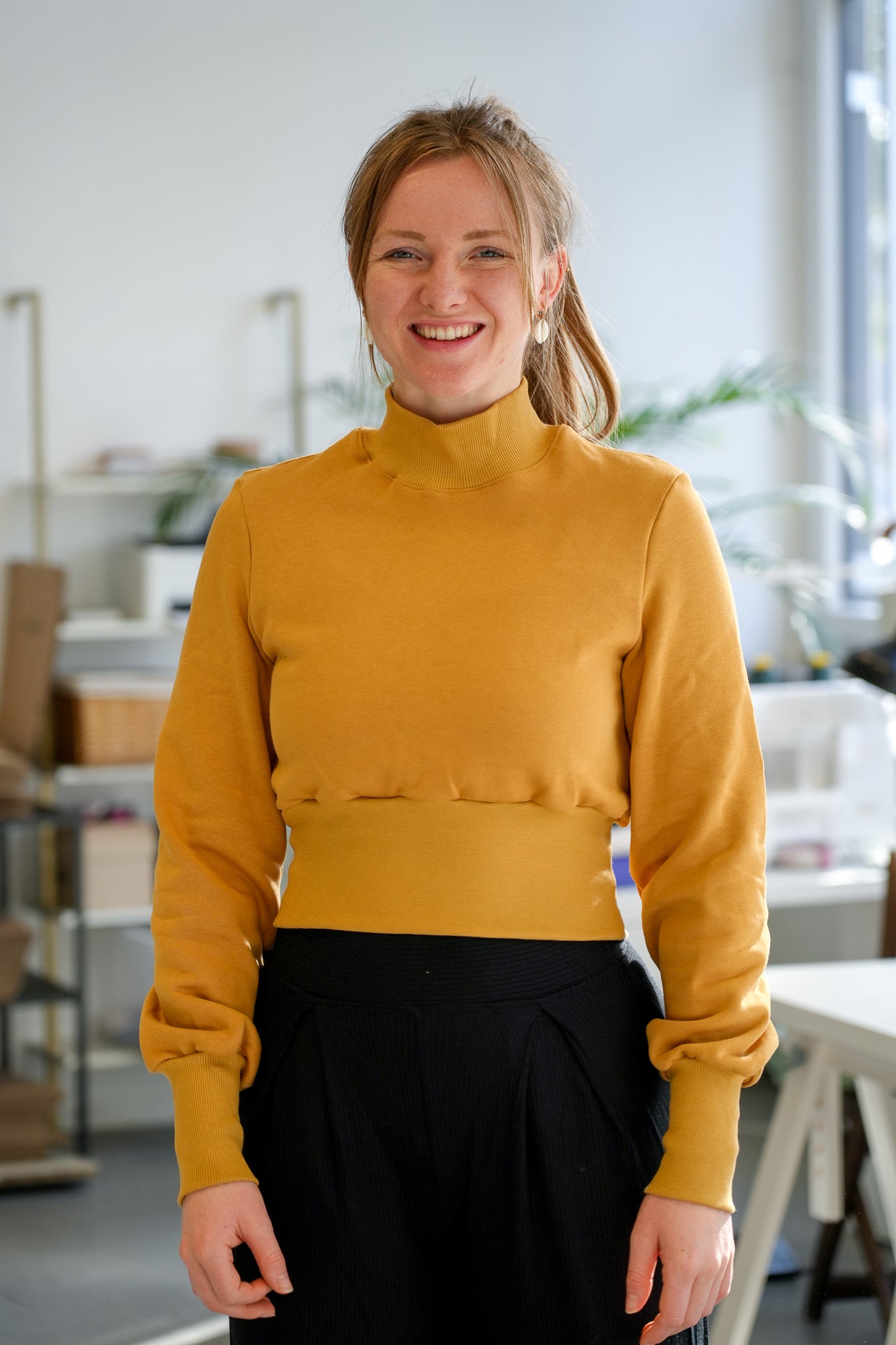 Gelber Cropped Pullover mit Rollkragen in Curry
