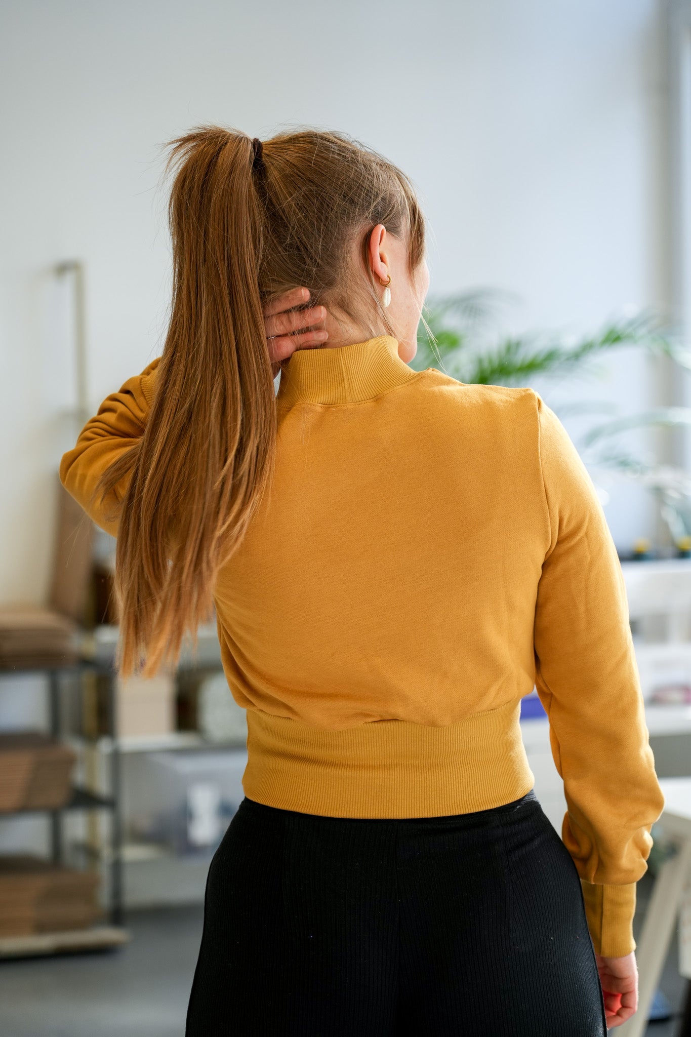 Kurzer Bio-Baumwollpullover in kräftigem Gelb