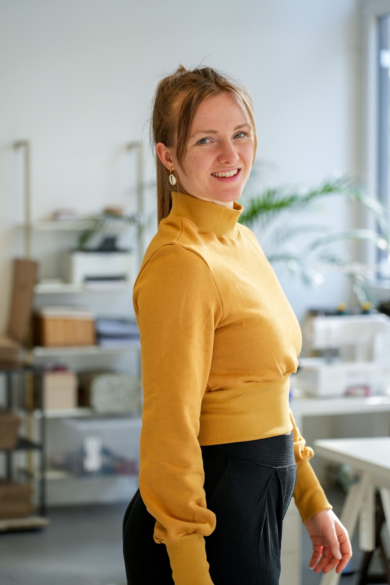 Warmer Crop-Pulli in Curry mit breiten Bündchen