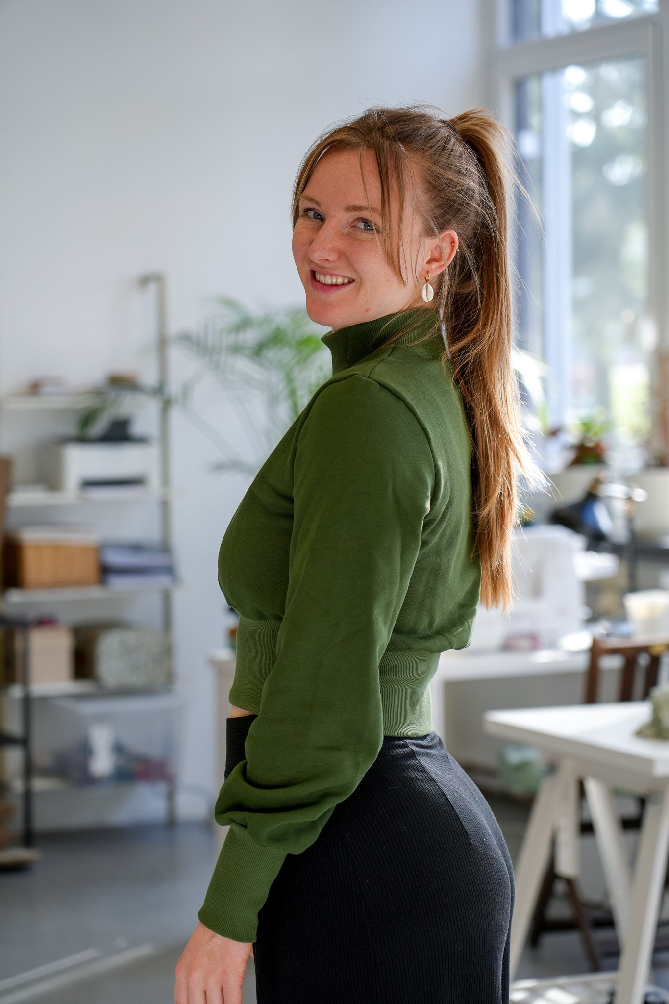 Kurzer Pullover in Khakigrün mit modernem Schnitt