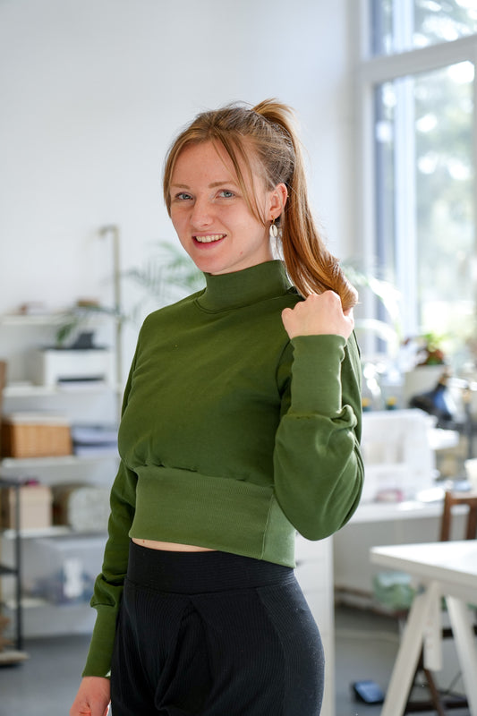 Warmer Damenpulli in dunkler Grüntönung