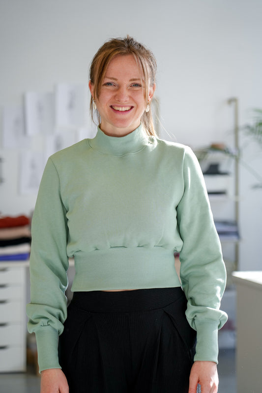 Kurzer Pullover in sanftem Grünton mit modernem Schnitt
