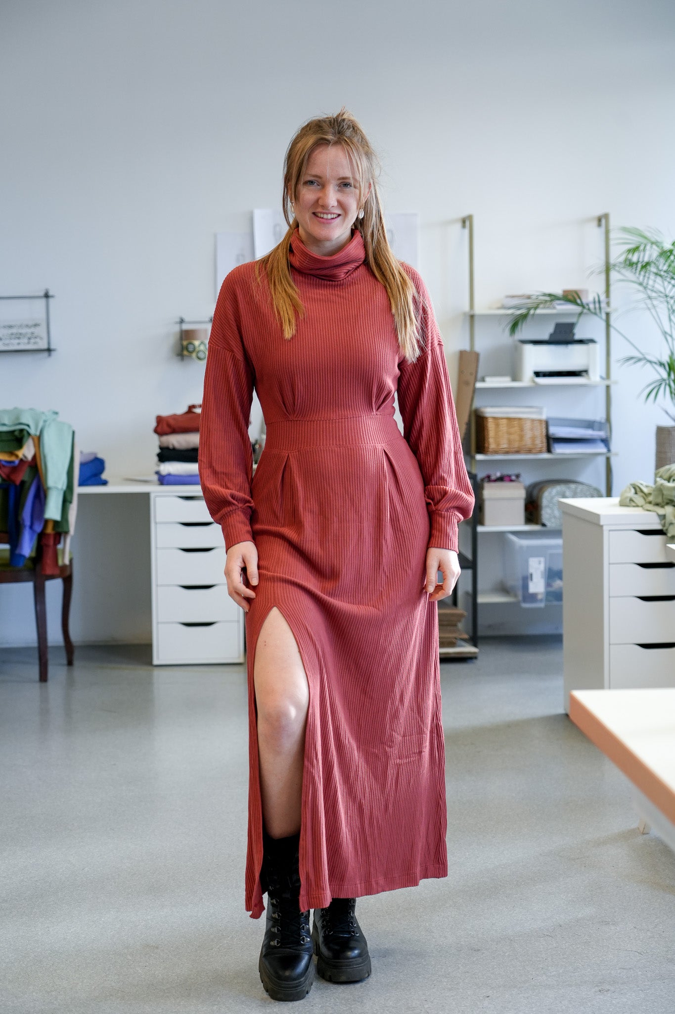 Knöchellanges Damenkleid in Rostrot aus Rippstoff