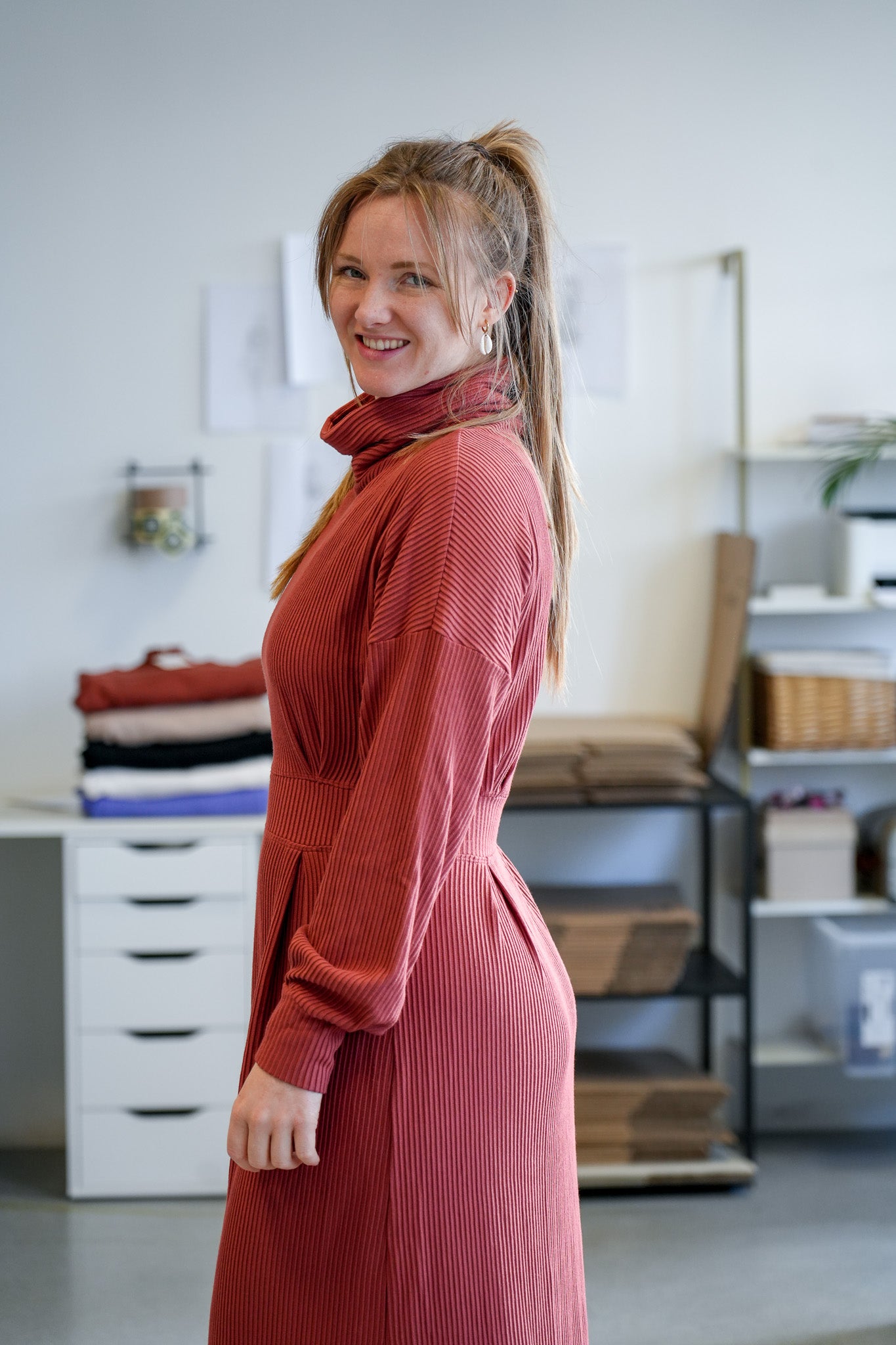 Figurbetontes Kleid mit Taillierung in warmem Cider-Ton