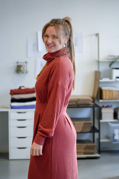 Figurbetontes Kleid mit Taillierung in warmem Cider-Ton