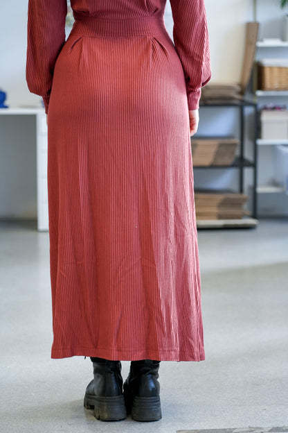 Langes Damenkleid mit Rippstruktur und femininer Silhouette