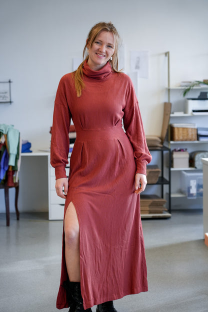 Weiches Rippkleid in herbstlichem Rot mit elegantem Fall