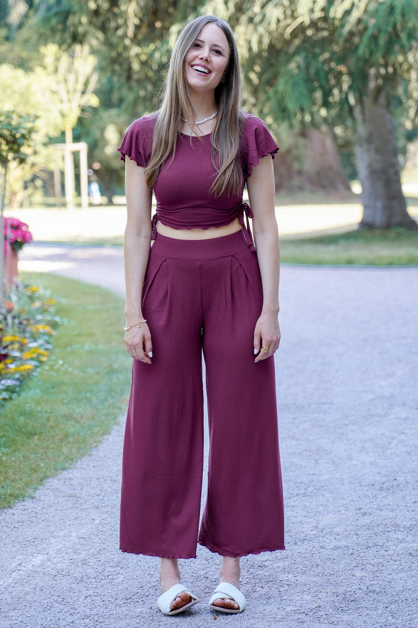 Weite Sommerhose in Pinot mit femininem Rüschensaum