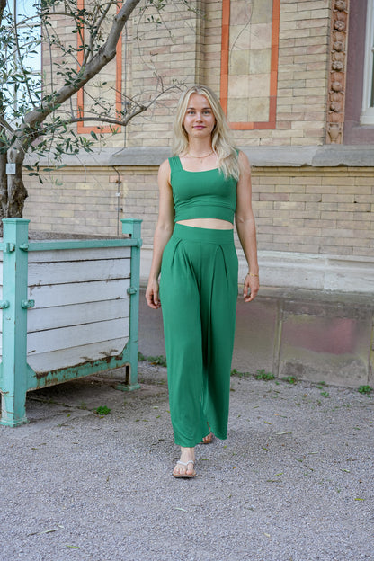 Bequeme Sommerhose mit Falten und Abnähern
