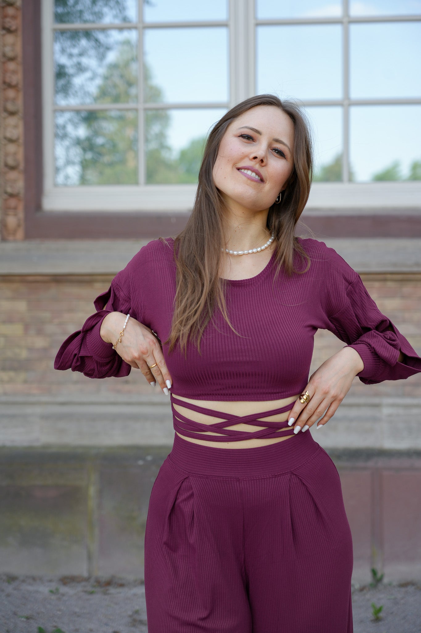 Crop Pulli mit Ärmelschlitzen und Schnürung in kirschrot