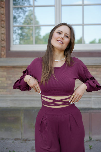 Crop Pulli mit Ärmelschlitzen und Schnürung in kirschrot
