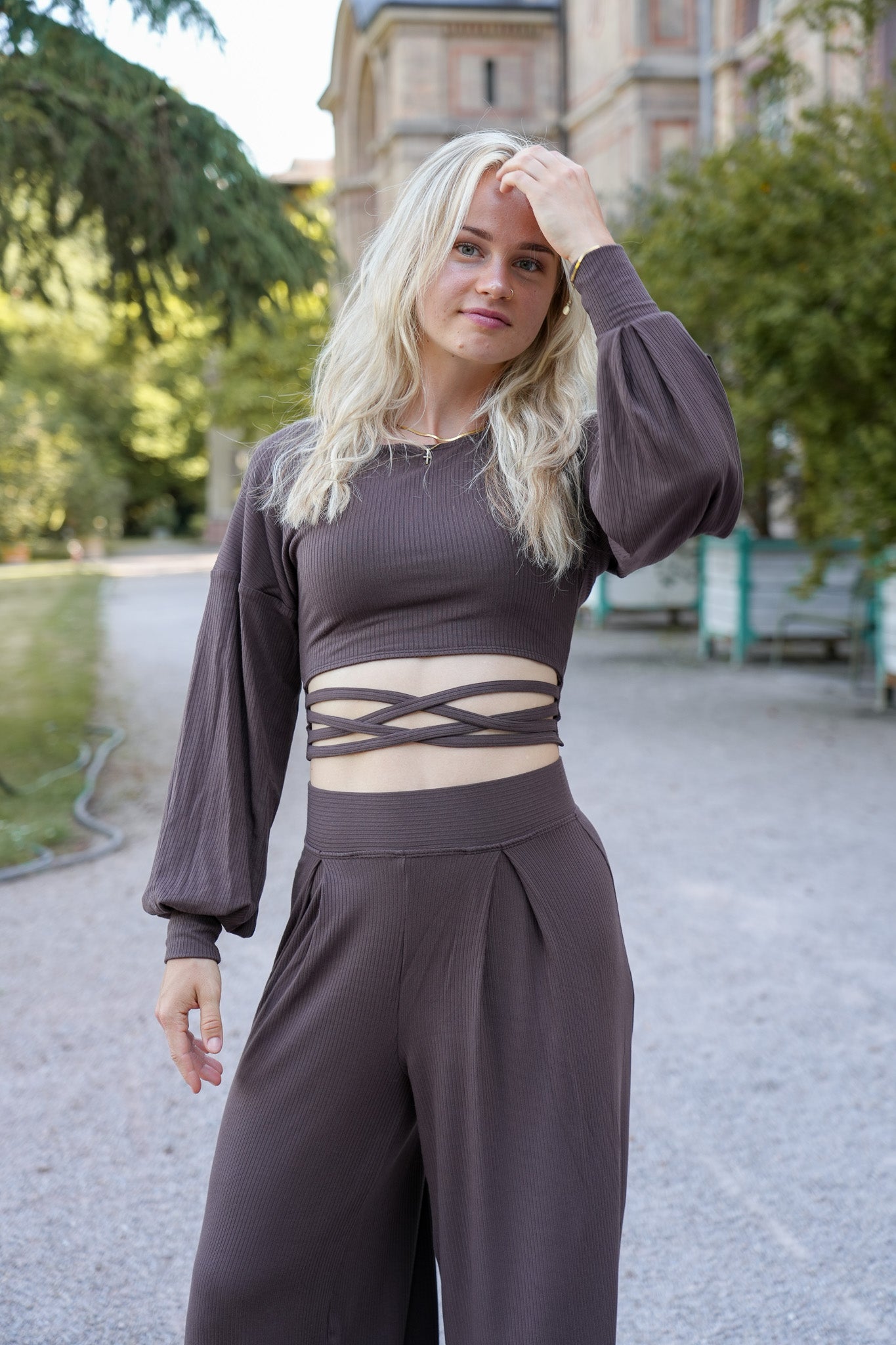 Nachhaltige Hose mit weitem Schnitt und femininen Details