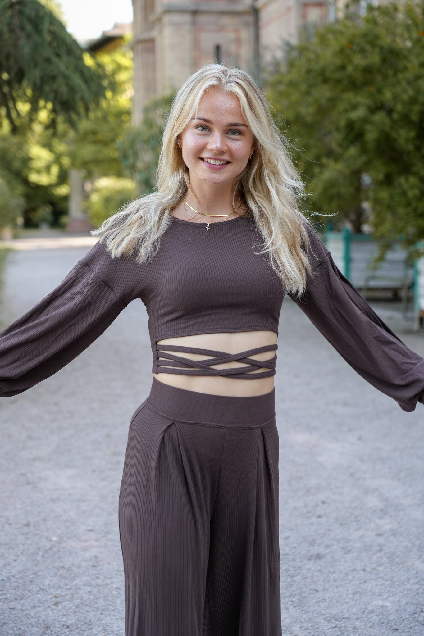 Leichter Damenpulli mit modernem Design