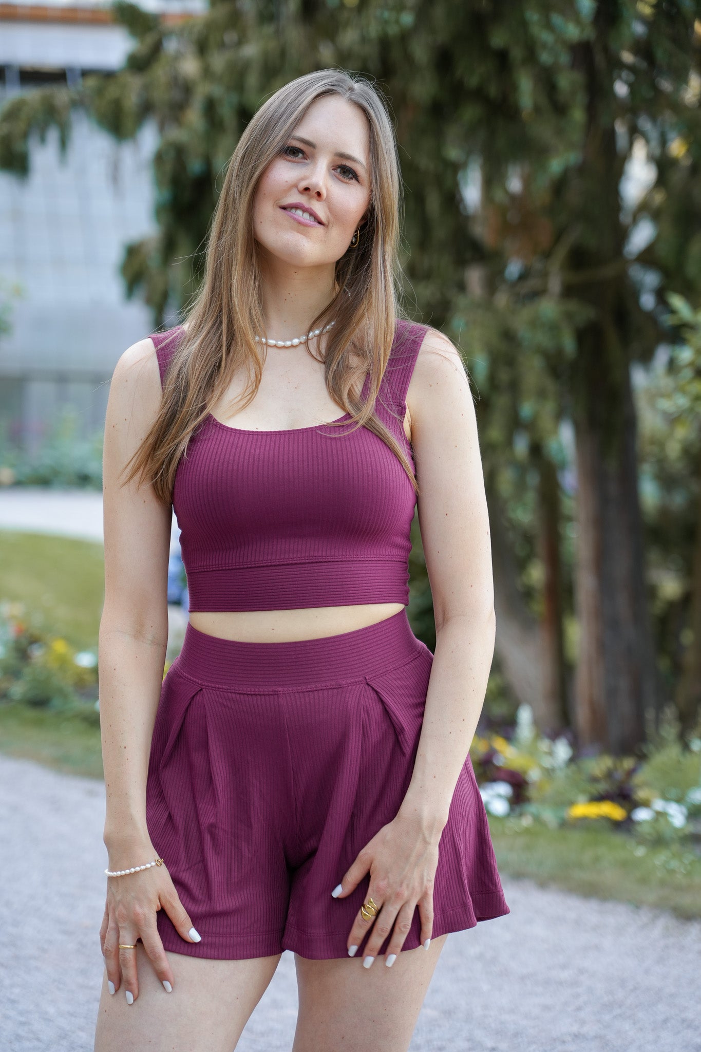 Luftige Sommershorts in Burgunderrot im modernem Design