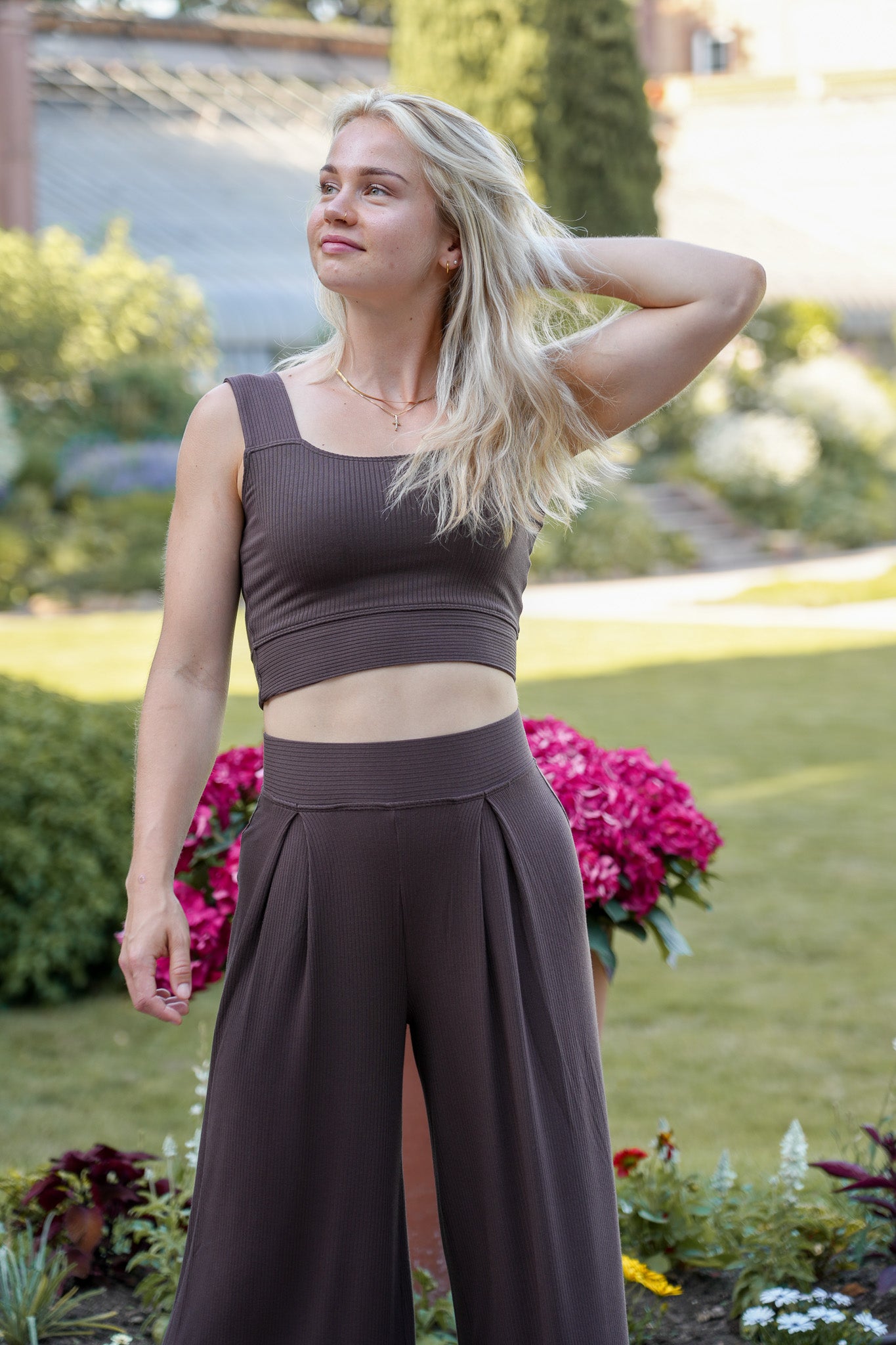 Sommerliches Crop Top mit breiten Trägern