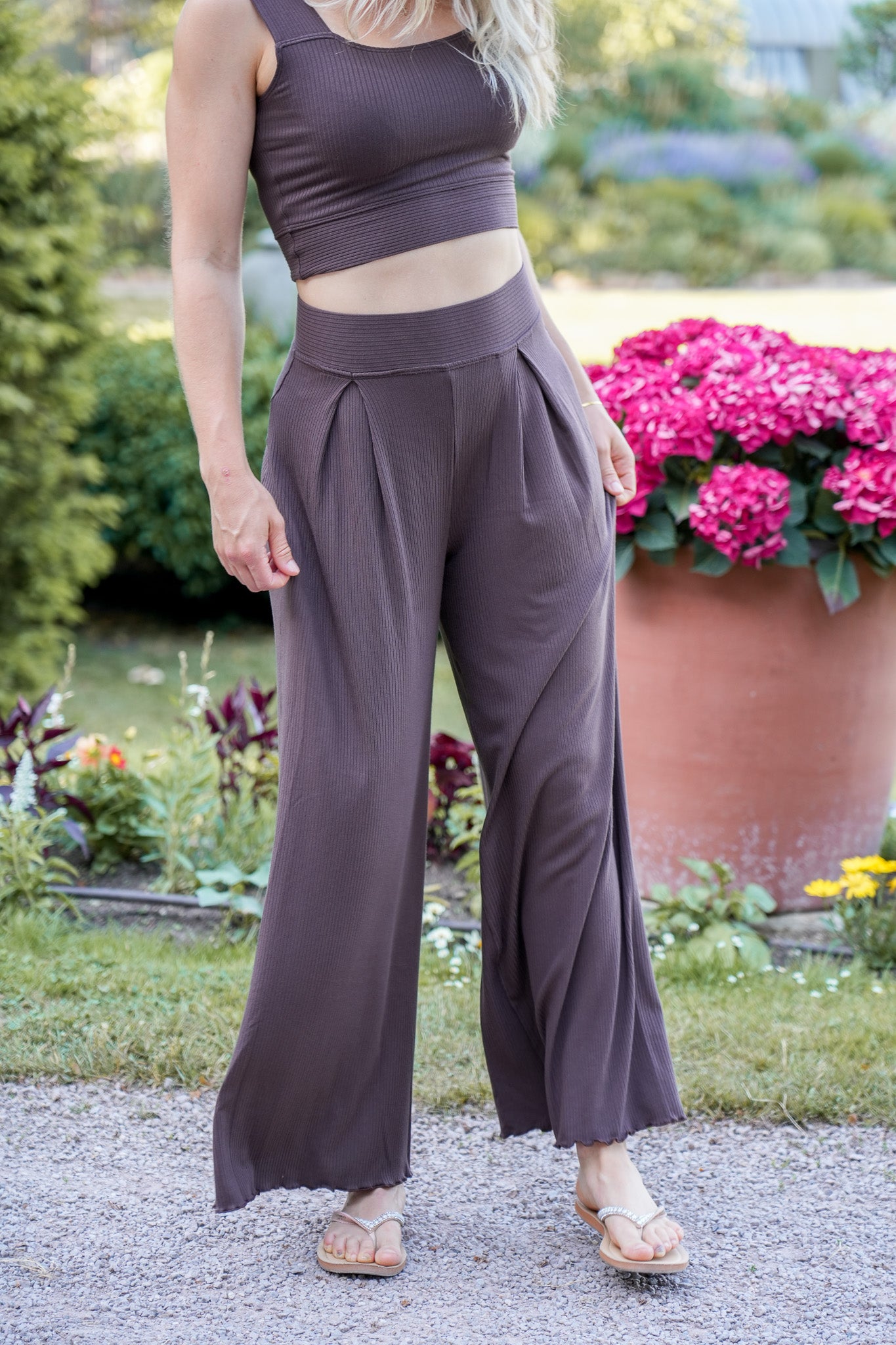 Fließende Sommerhose in Braun mit hohem Bund
