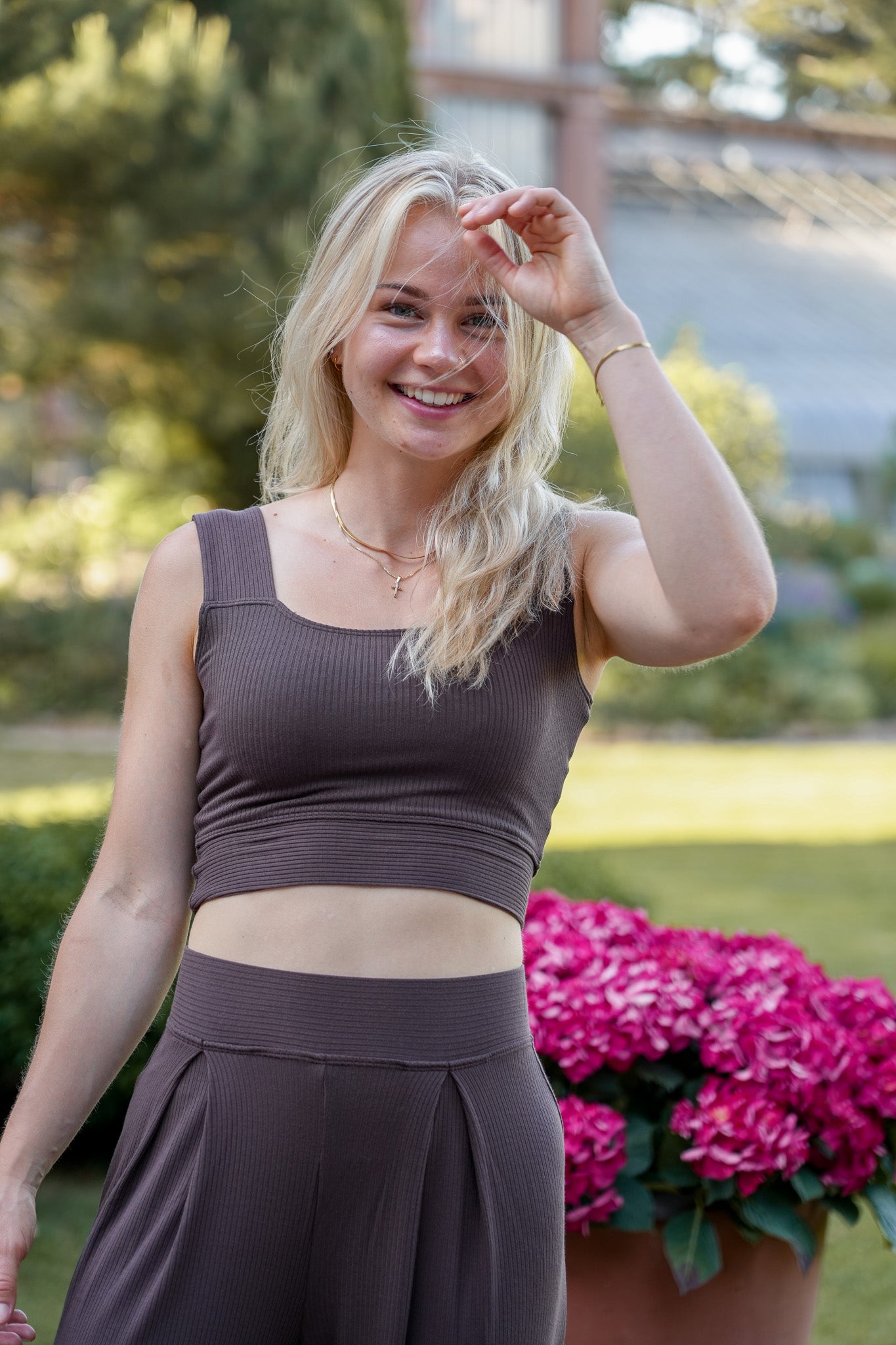 Nachhaltiges Crop Top in warmem Braunton