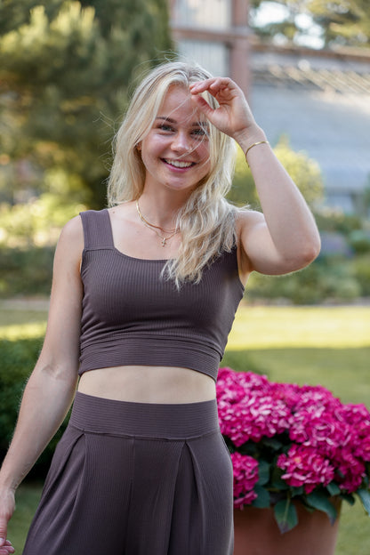 Nachhaltiges Crop Top in warmem Braunton