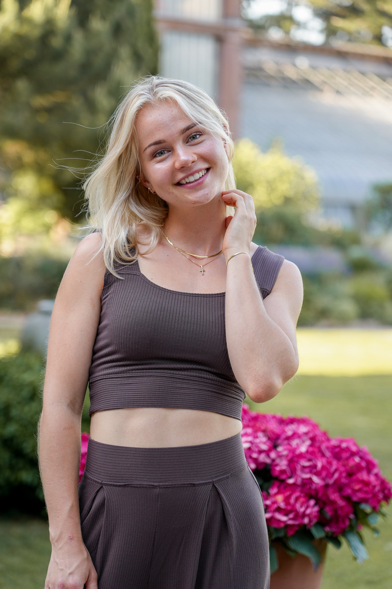 Figurbetontes Damen Top in Mocha mit breiten Trägern