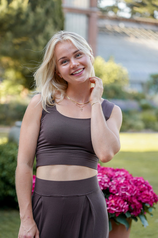 Figurbetontes Damen Top in Mocha mit breiten Trägern