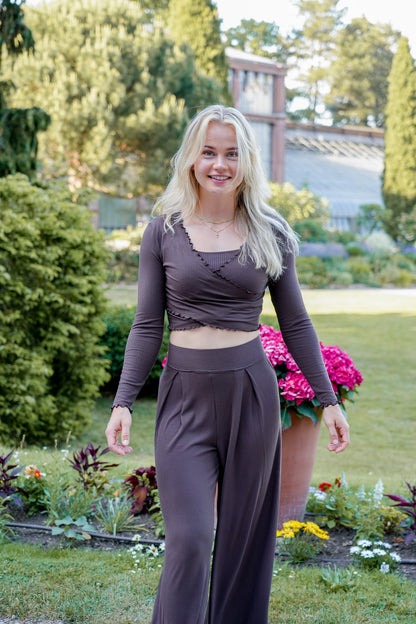Feminine Stoffhose mit hohem Bund und weitem Bein aus gerippten Bio-Stoff in dunkelbraun