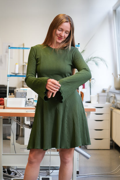 Wunderschönes elegantes Winterkleid für Damen in Khaki aus Bio Baumwolle 