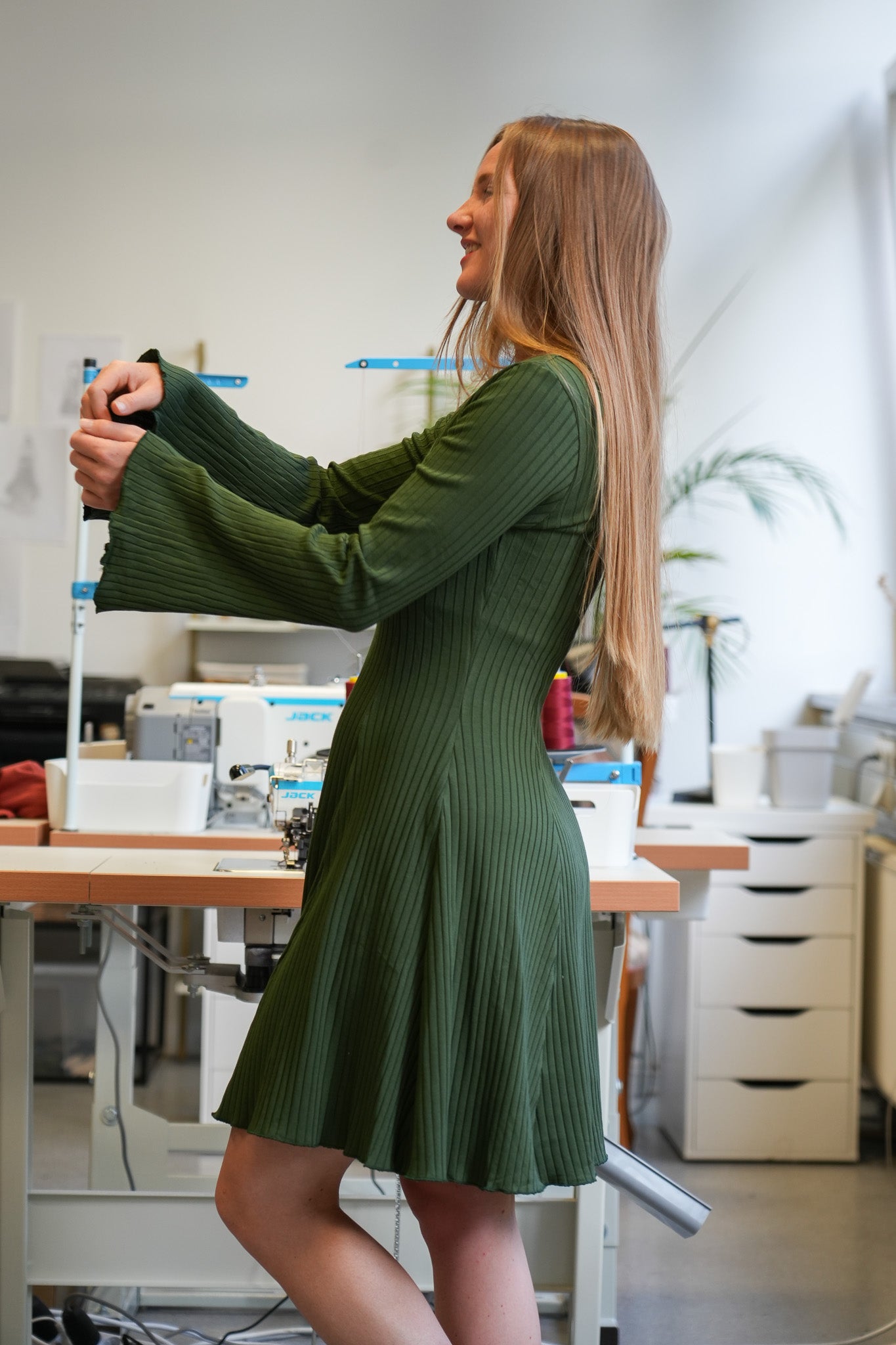 Tailliertes Strickkleid aus lokaler Herstellung und Bio Baumwolle