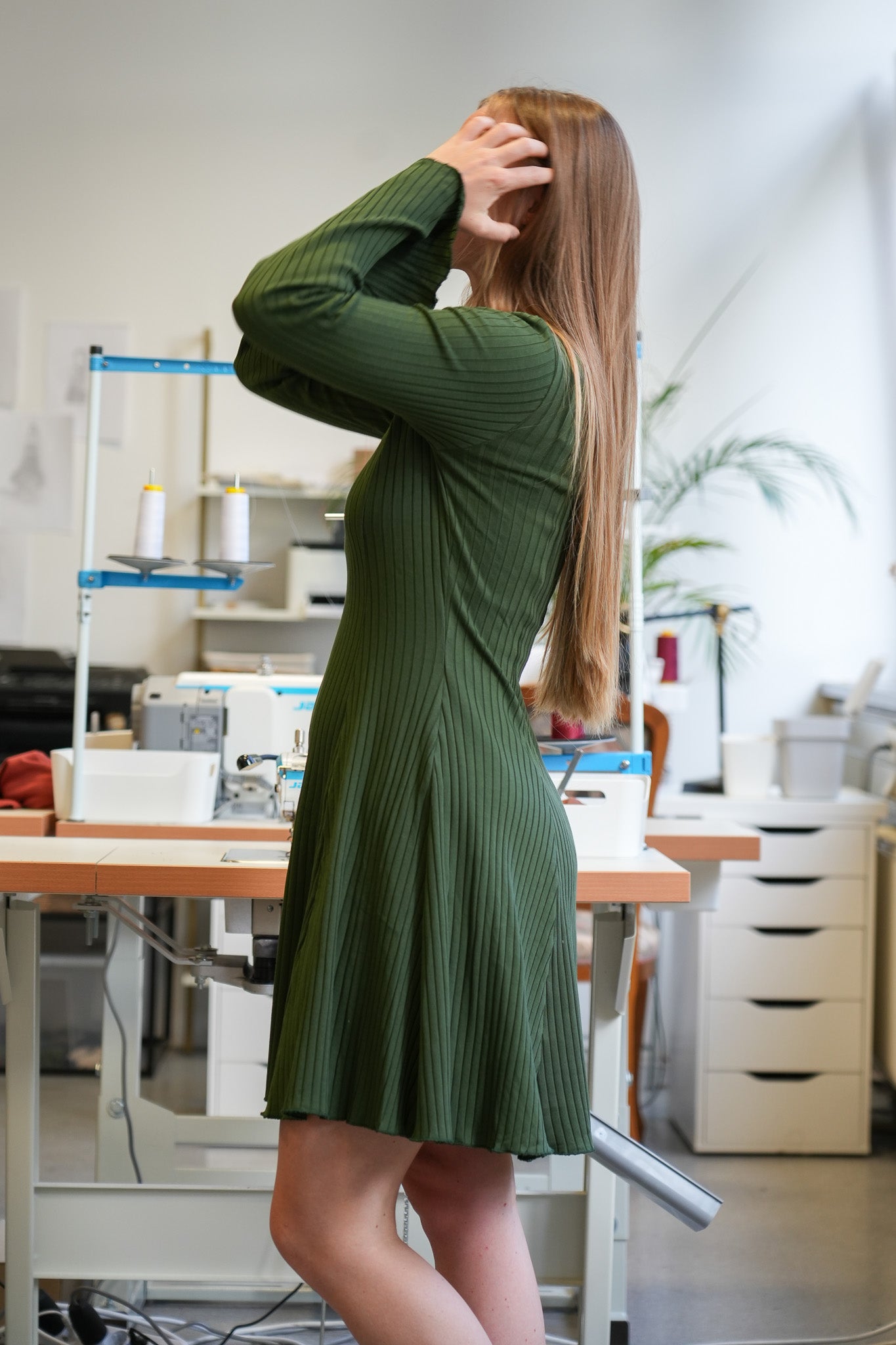 Trendiges und modernes Kleid für Damen aus geripptem Stoff in Olive