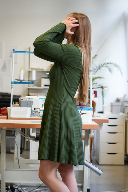 Trendiges und modernes Kleid für Damen aus geripptem Stoff in Olive