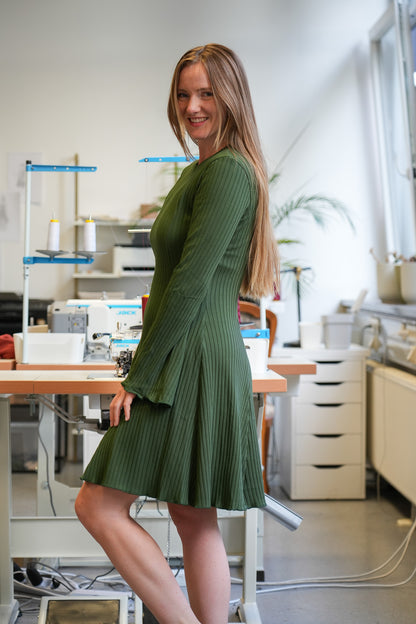 Tailliertes A-Linien Winterkleid mit weiten Ärmeln und femininen Schnitt in der Farbe olive aus Bio Baumwolle