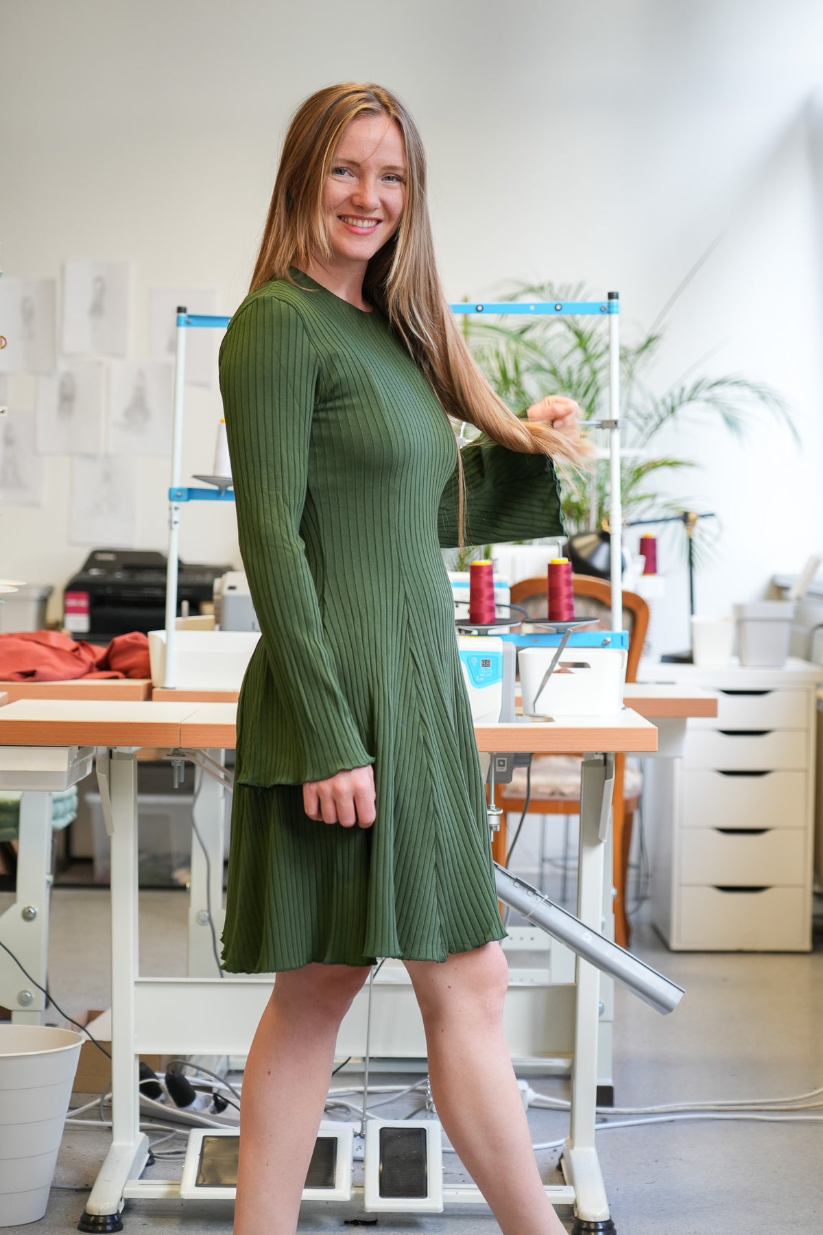 Fair hergestelltes nachhaltiges Kleid aus Strickstoff für Damen in Khaki