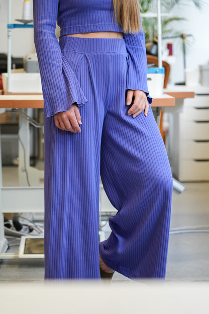 Moderne Damenhose mit weitem geradem Bein in Blau Violett