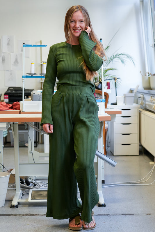 Moderner Pullover für Damen mit ausgestellten Trompetenärmeln