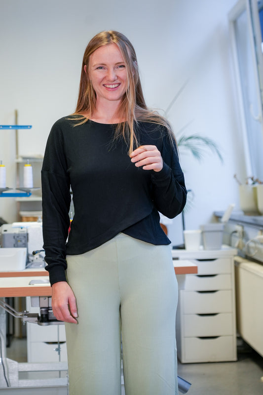 Wunderschöner schwarzer Basic Pulli für Damen aus TENCEL™ Modal