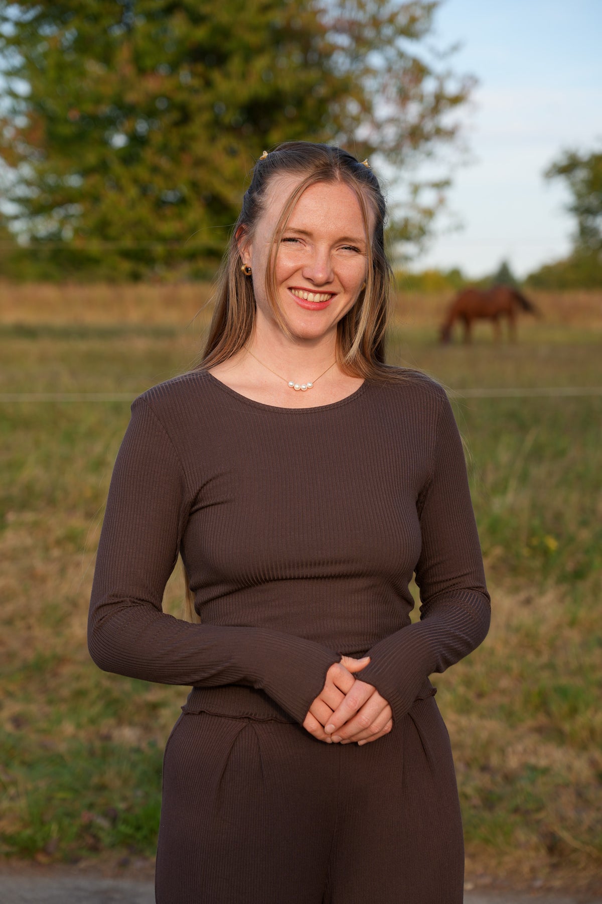 Brauner Damenpullover aus TENCEL™ Modal mit doppellagigem Vorderteil und Rückenteil sowie leichten langen Ärmeln