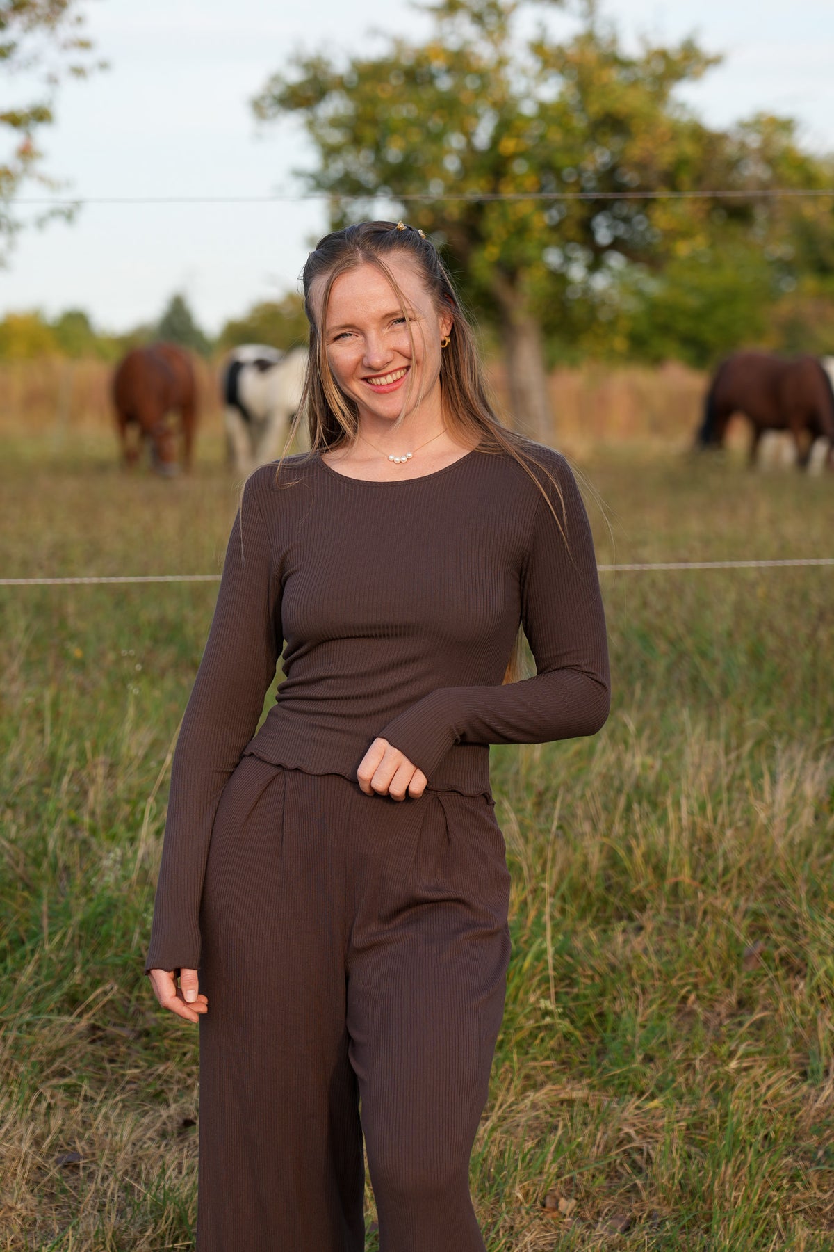 Langer Damen Pullover in Kaffeebraun aus 95 % TENCEL™ Modal mit körpernahem Schnitt und Rundhalsausschnitt