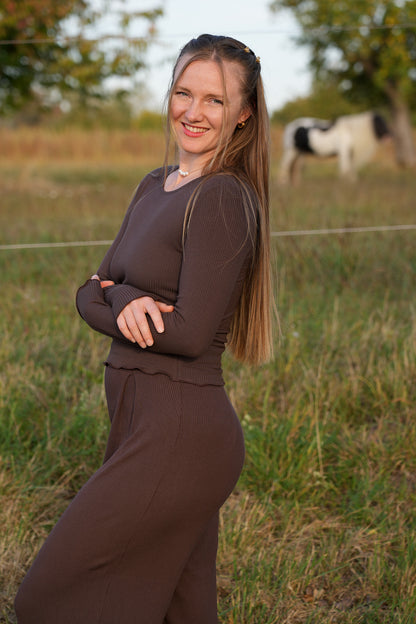 Moderner Herbstlook mit kaffeebraunem Damen Oberteil aus weichem Modalstoff und elegantem Rundhalsausschnitt