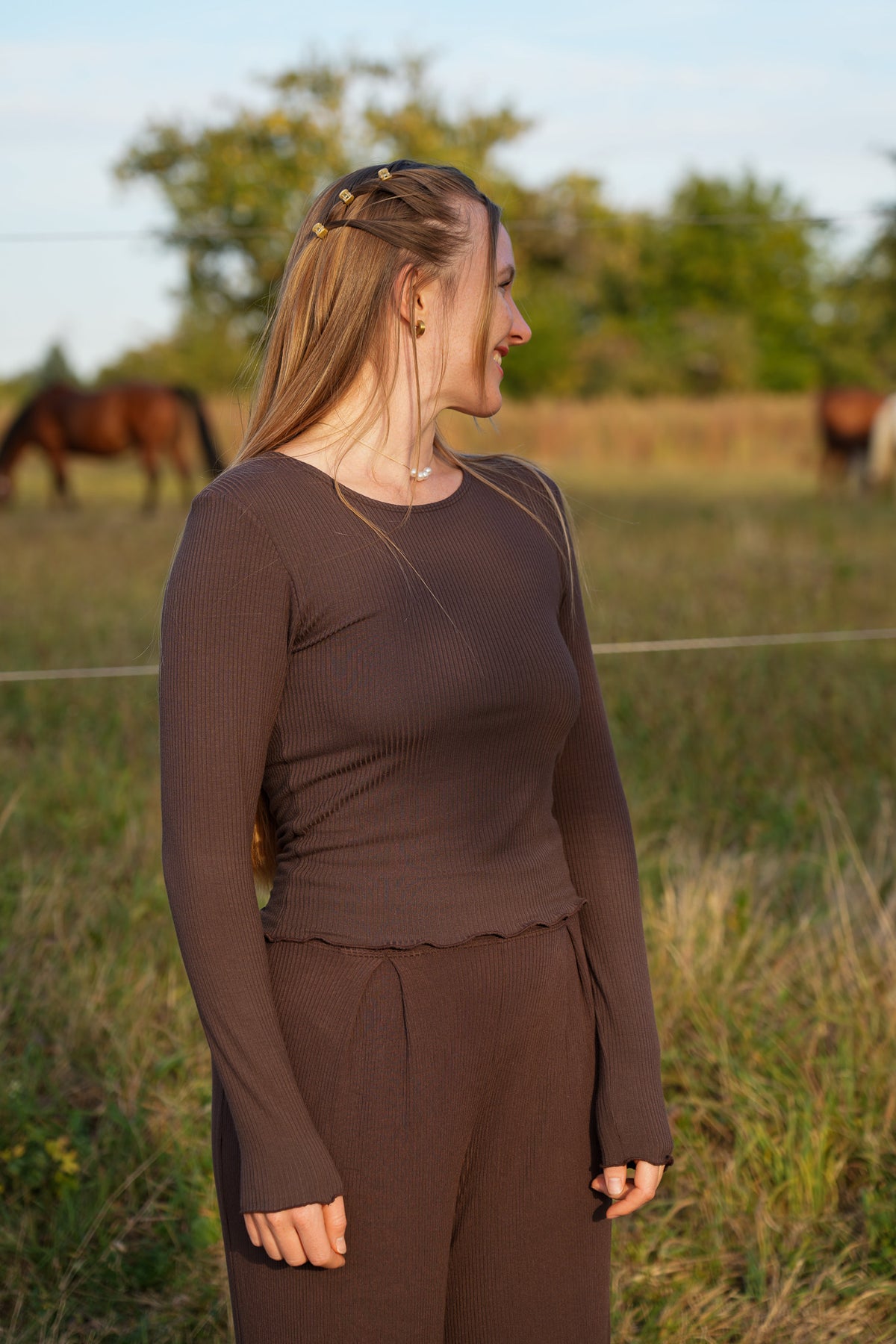 Langer figurbetonter Damen Pullover in Schokoladenbraun mit zartem Rüschensaum für minimalistische Pinterest Outfits