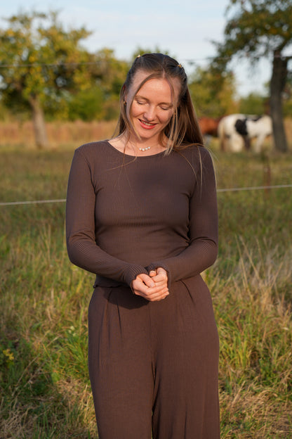 Eleganter Damen Pullover in dunklem Kaffeebraun mit Rundhals, langen Ärmeln und femininem Rüschenabschluss im Pinterest Look