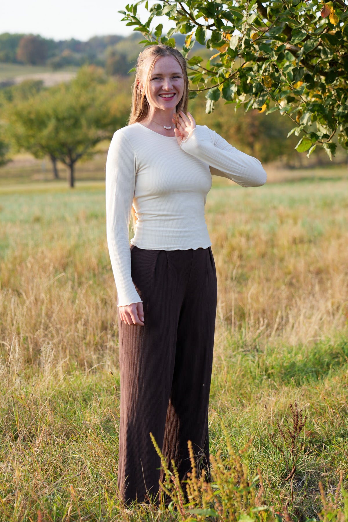 Wunderschöner nachhaltiger Damen Pullover in Muschelweiß aus 95 % TENCEL™ Modal mit femininem Rüschensaum für moderne Pinterest Outfits