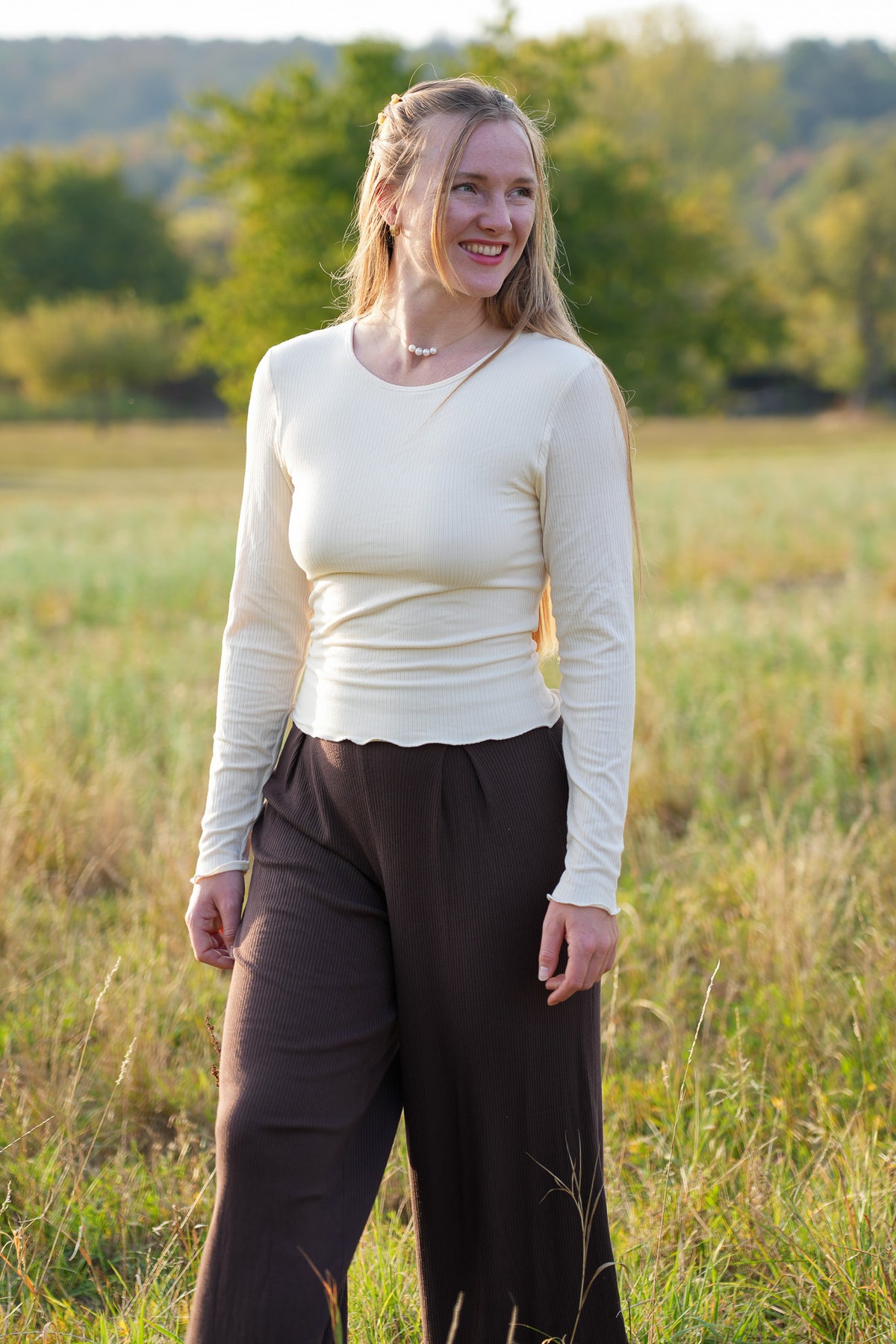 Nachhaltiges Damen Longsleeve in zartem Muschelweiß mit körperbetontem Schnitt und romantischen Rüschen im angesagten Clean Girl Style