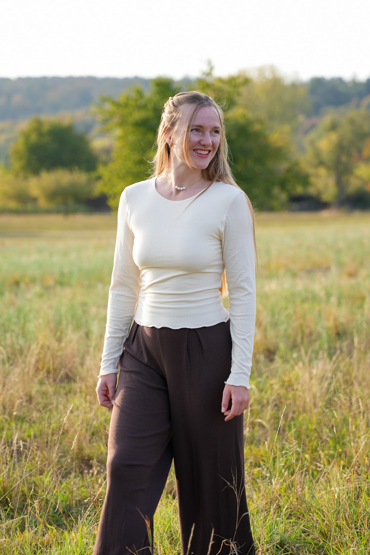 Nachhaltige Damenmode im Pinterest Style mit figurbetontem Modal Pullover in natürlichem Offwhite für moderne Capsule Wardrobe Looks