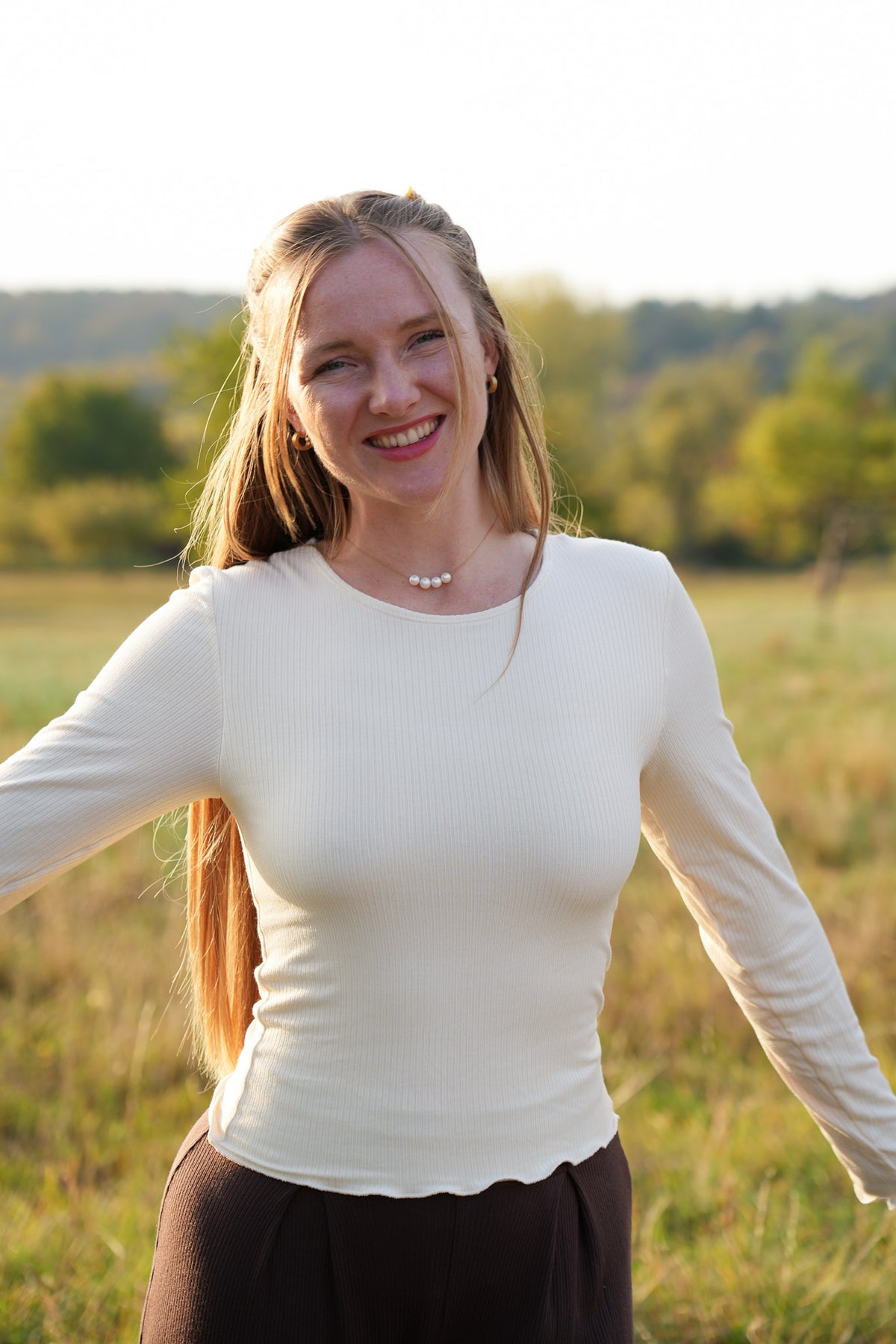 Trendiges Damen Longsleeve in zartem Muschelweiß mit süßem Rüschensaum und besonders weichem Stoff im romantischen Pinterest Style