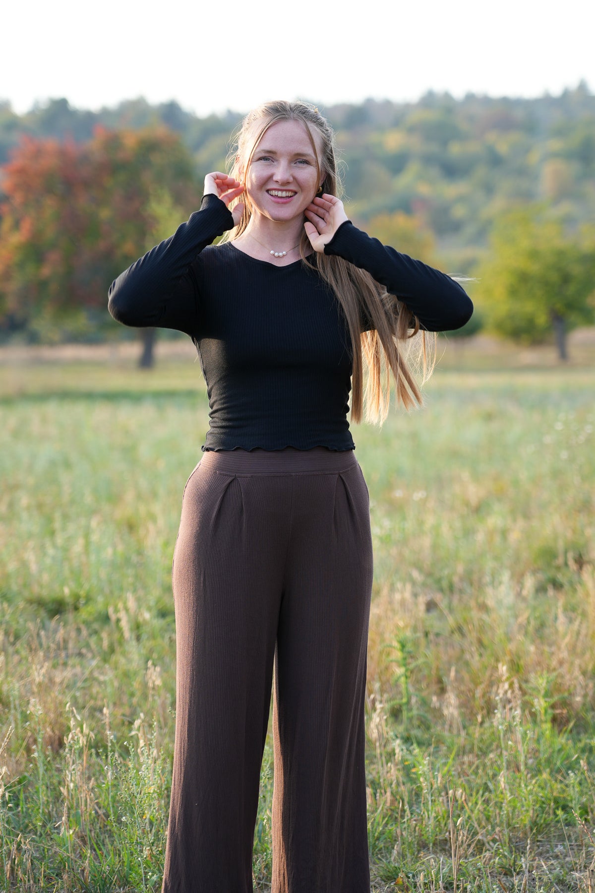 Nachhaltige Damenmode im minimalistischen Pinterest Style mit schwarzem Modal Pullover und elegantem körpernahem Schnitt