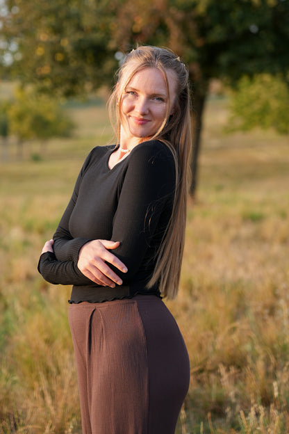 Eleganter nachhaltiger Damen Pullover in klassischem Schwarz mit doppellagigem Vorderteil und Rückenteil für zeitlose feminine Trend Outfits