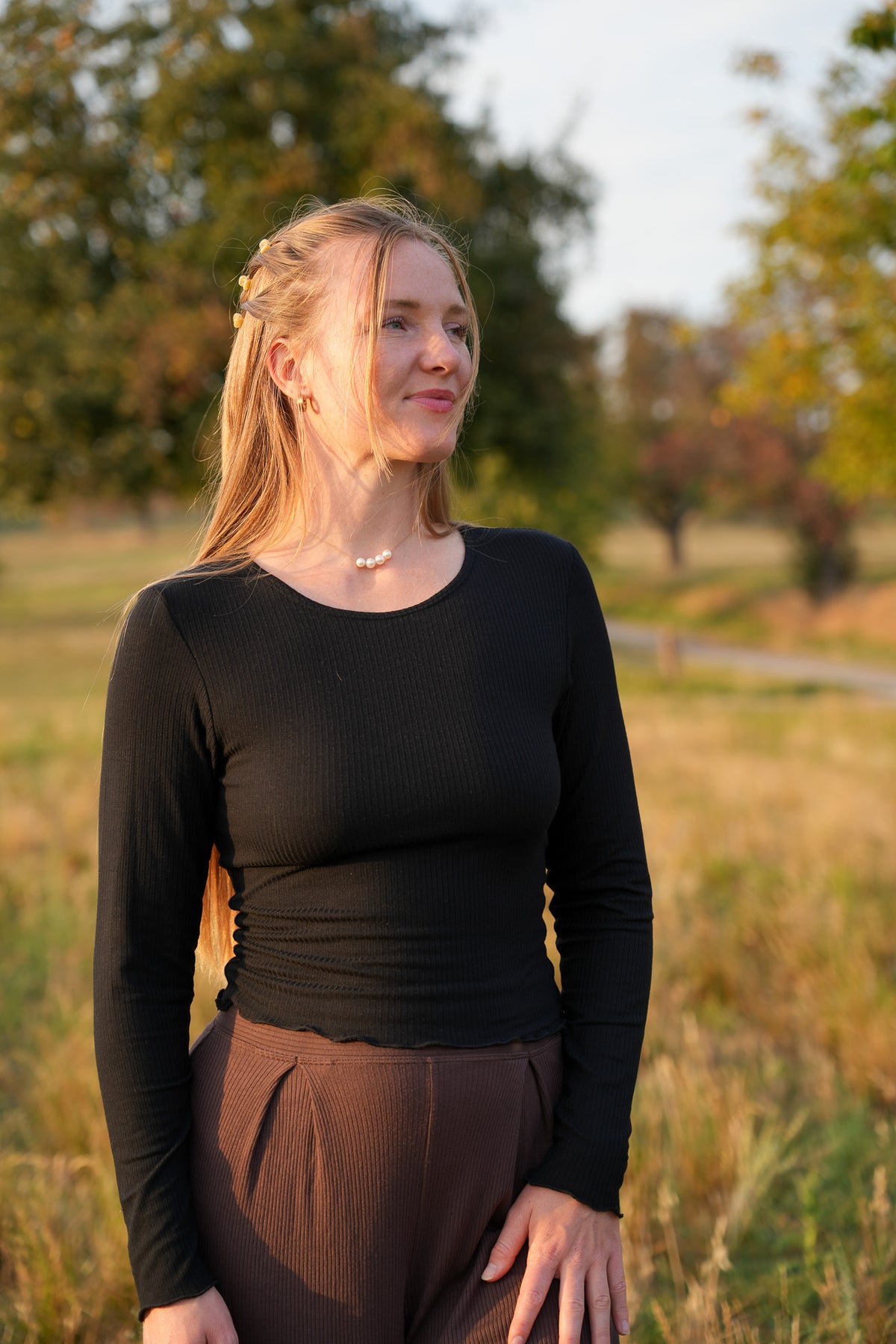 Wunderschöner und moderner Lohnsleeve Pullover aus weichem und nachhaltigem TENCEL™ Modal  in schwarz