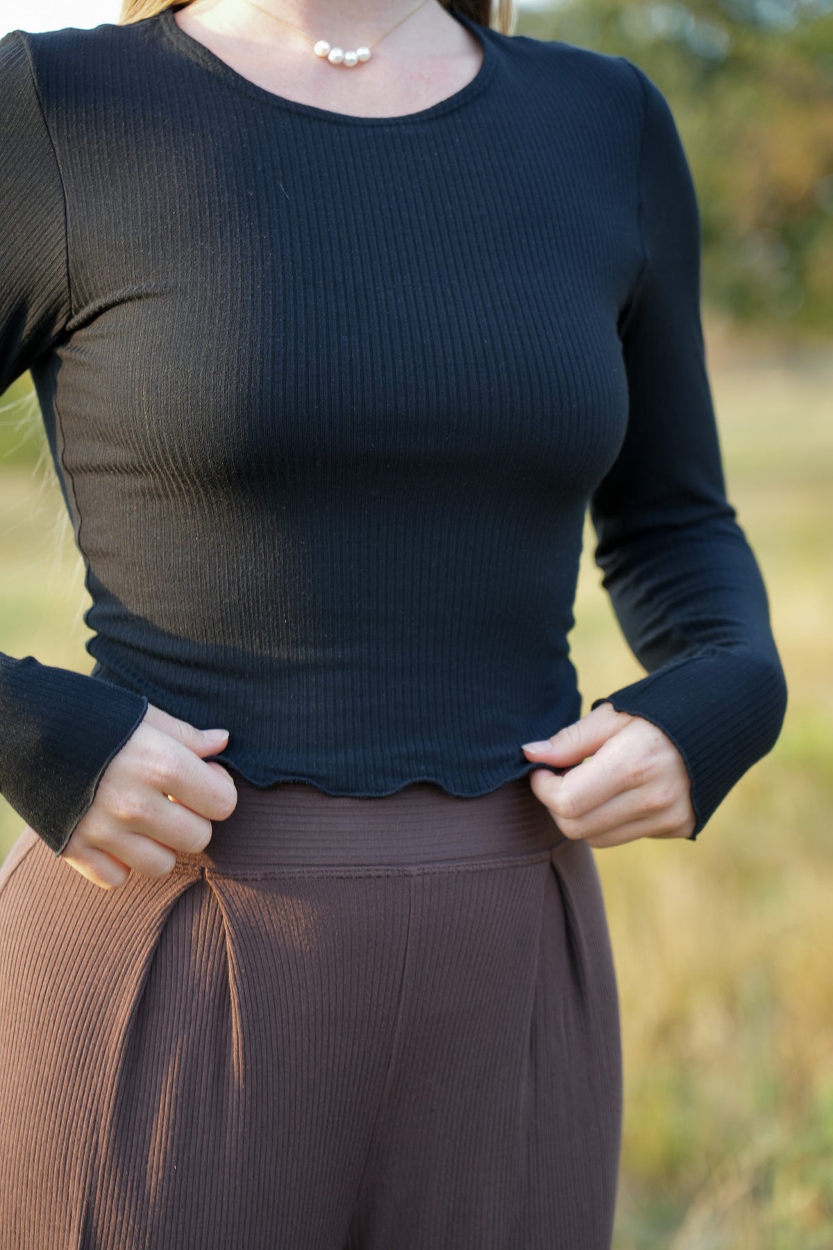 Moderner nachhaltiger Pullover für Damen aus TENCEL™ Modal in tiefem Schwarz mit doppellagigem Oberteil und langen Ärmeln