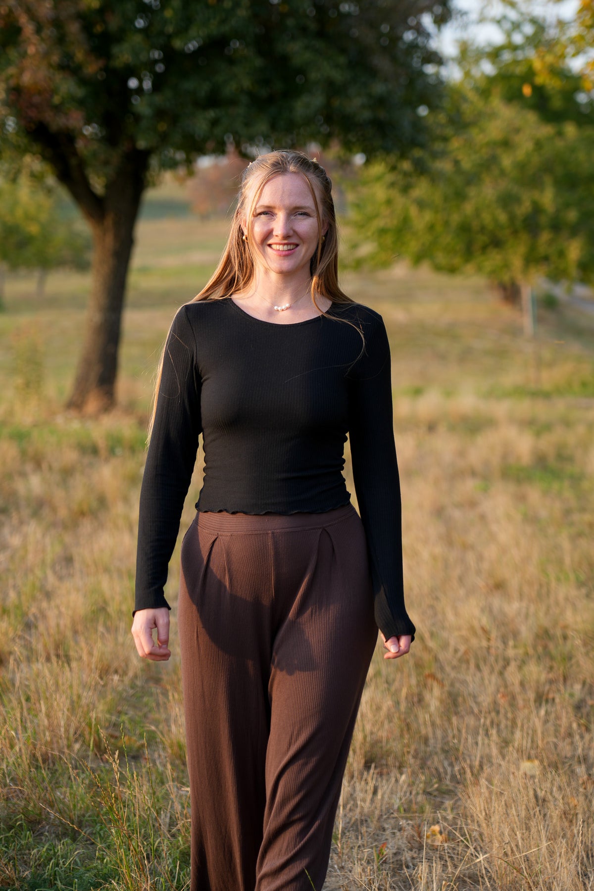 Wunderschönes nachhaltiges Longsleeve in Schwarz kombiniert mit gemütlicher Stoffhose für einen trendigen minimalistischen Cozy Chic Look