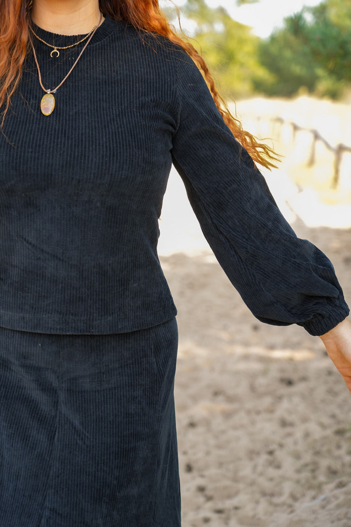 Stilvoller Pulli in tiefem Schwarz aus weichem, GOTS-zertifiziertem Cordstoff für hohen Tragekomfort.